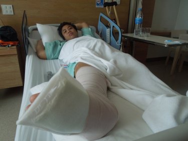 Suri Deeying today: she jumped from a blazing Phuket disco and broke a leg