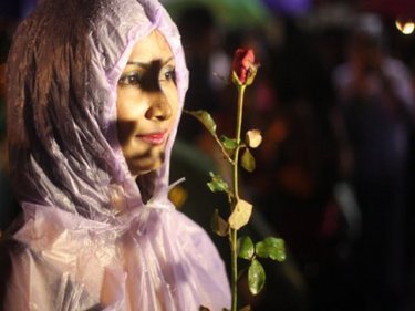 Pioggia e rose come Bangla Road invia preghiere per i suoi morti senza nome