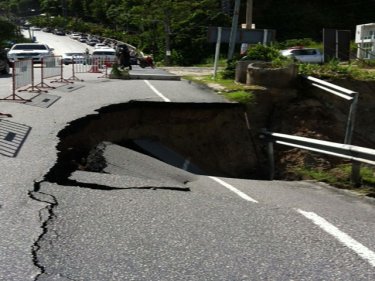 The new hole that appeared on Phuket's Patong Hill road today