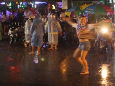 A Patong patron leaves a bar after 2am and decides to keep dancing
