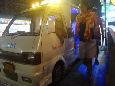 Tuk-tuks in Karon: a public meeting will gauge opposition to Phuket buses
