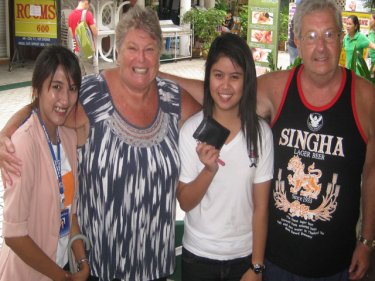The Luptons from Sydney return the wallet to Nathaporn in Patong