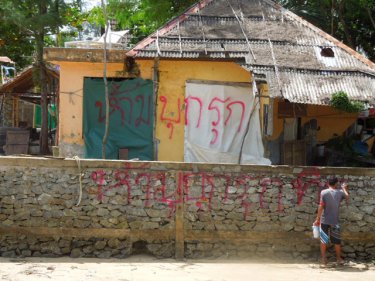 A local makes a statement warning of false land claims on Phuket