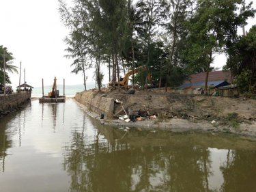 Bungalows at Bang Tao are demolished as Phuket ''cleans'' beaches