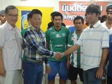 Brazilian ''Teco'' greets Pamuke Acariyachai  of Phuket FC
