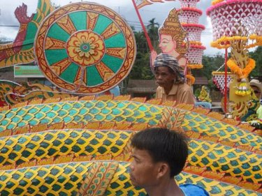 Elaborate and simple floats help make Chak Phra special