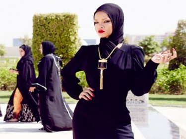Rihanna, on Phuket last month, finds fresh controversy at a mosque