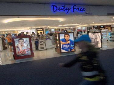 Chinese tourists snatch and fly: The duty free store at Phuket airport
