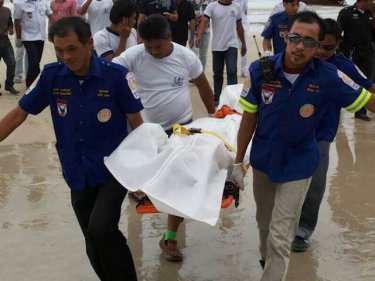 The body of the German tourist is carried from Patong beach