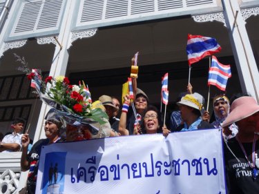 Protesters at Phuket's Provincial Hall bring an upgrade to Britain's advisory
