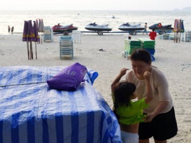 Ready to swim at Patong: Governor urges safety first at beaches