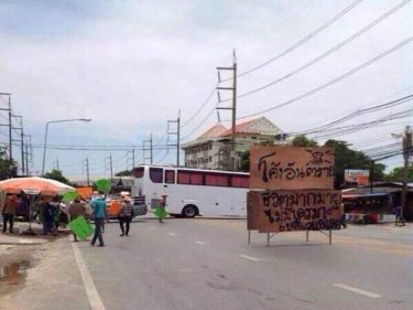 Blockaders snarl another road, this time in southern Phuket this afternoon