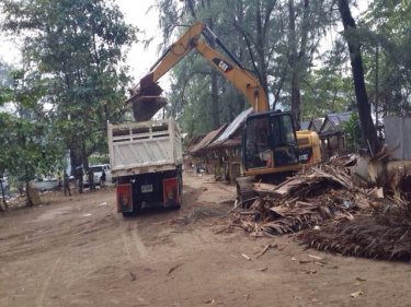 Illegal park restaurants and guesthouses being toppled at Nai Yang today