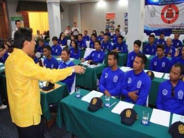 Governor Maitree offers advice to a group of Phuket captains and crews