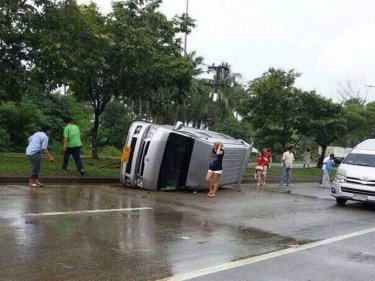 The minivan that tipped while carrying six Japanese tourists today