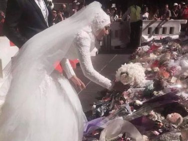 A Muslim bride who visited the site where two hostages died in Sydney to place her own flowers has won praise across Australia