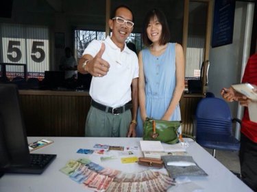 Tourist Li Muzi has her bag and contents returned in Phuket City today
