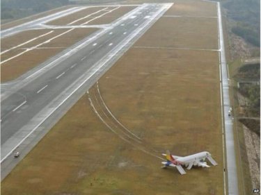 The Asiana Airlines aircraft runs off the runway in Japan