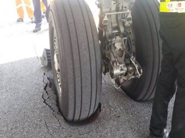The wheel of the Bangkok flight in the surface at Had Yai airport today
