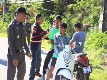 Alleged robbers at knifepoint reenact the Phuket holdup of a Burmese