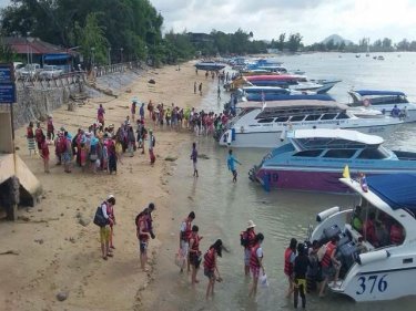 Tourists leaving Phuket on speedboats yesterday despite weather warnings