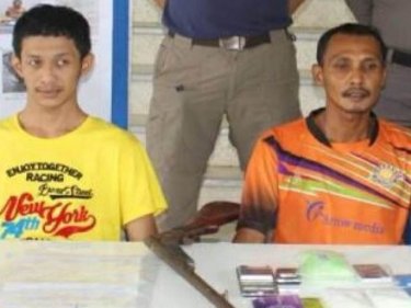 The two drugs suspects displayed by Phuket police to media yesterday