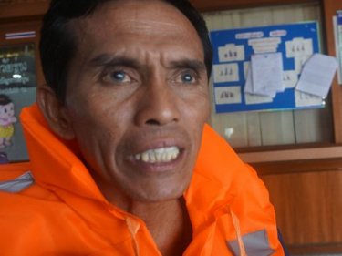 Captain Selamet Waluto tells Phuket of his struggle to save his ship today