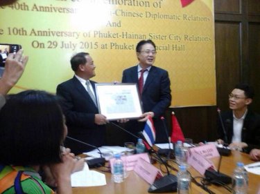 Hainan and Phuket officials meet in Provincial Hall yesterday