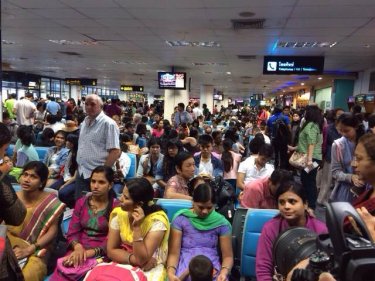 The crowd at Phuket airport during yesterday's delays and diversions