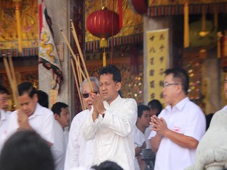 Phuket's governor at the Jui Tui shrine to start the Vegetarian Festival