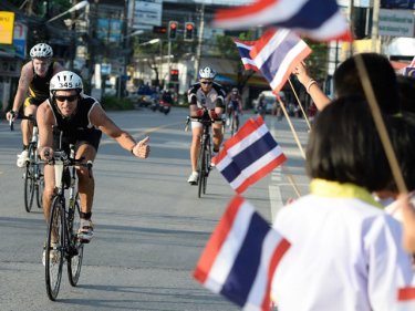 Children along the route pay tribute to their tri heroes in the Phuket heat