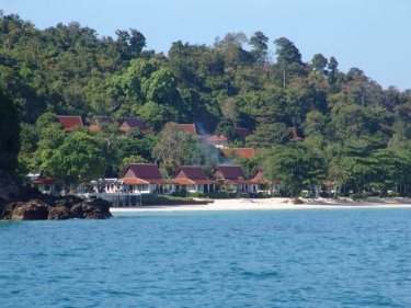 The pleasant island setting of Mai Thon Resort.