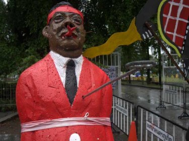 An effigy of the PM is treated unkindly at Phuket's Provincial Hall