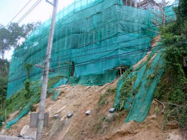 Neighbors warned about this landslip above Naithon
