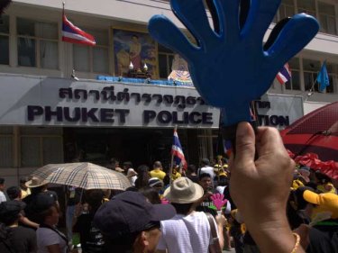 Protestors shake their clappers at Phuket City police headquarters