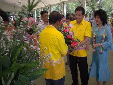 Khun Wichai and his wife accept floral tributes