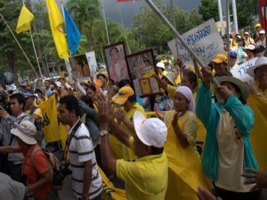 Marchers support their favorite on Phuket streets today