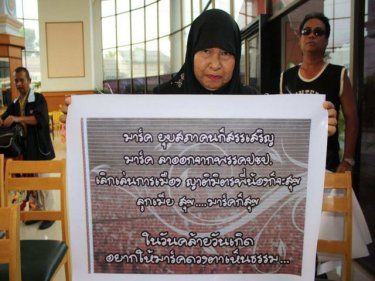 A woman in black among the PM's Phuket birthday non-well-wishers