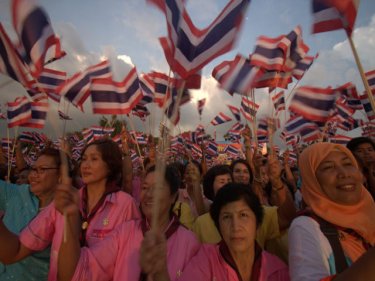 Flags to the fore as 10,000 sing up a storm for Phuket
