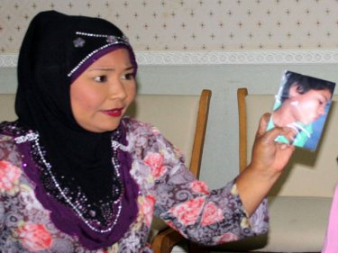 Sasithorn Thonglor with the photograph of her sister Mhaiwadee