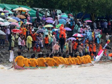 Undaunted by rain, hundreds watch the opening of four days of a long boat racing festival at Koh Panyee, Phang Nga The festival runs until March 31