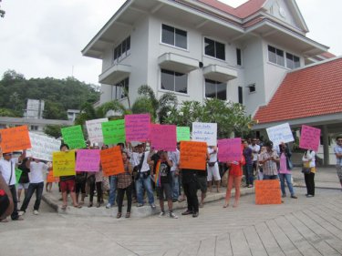 Protestors demonstrate about corruption - at Phuket's Police HQ