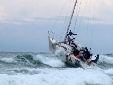 A yacht breaks free from last year's dramatic mass Kata beaching
