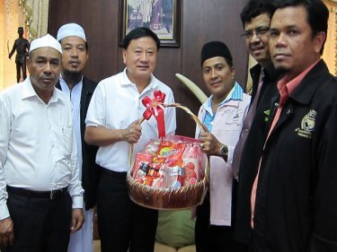 Governor Tri Augkaradacha meets Phuket Muslim leaders yesterday