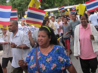 ''We Love Phuket'' protesters take an anti-politics march to Provincial Hall