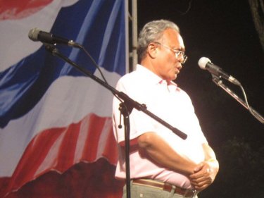 Former Deputy PM Suthep speaks to supporters on Phuket last night