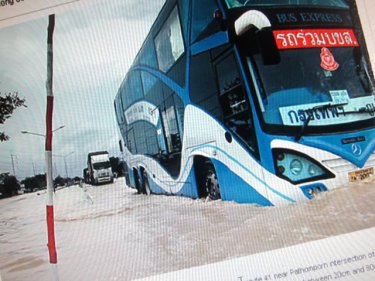 Floods up to 80 centimetres deep have cut roads in Ranong today. This bus was bound for Phuket. Others are now being diverted