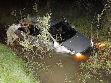 The policeman was pulled from the vehicle in the Phuket City ditch