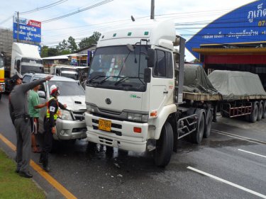 A Phuket  truck crash leaves police pondering a quick solution to gridlock