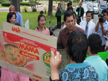 Veg vendor protesters greet Phuket's new governor today